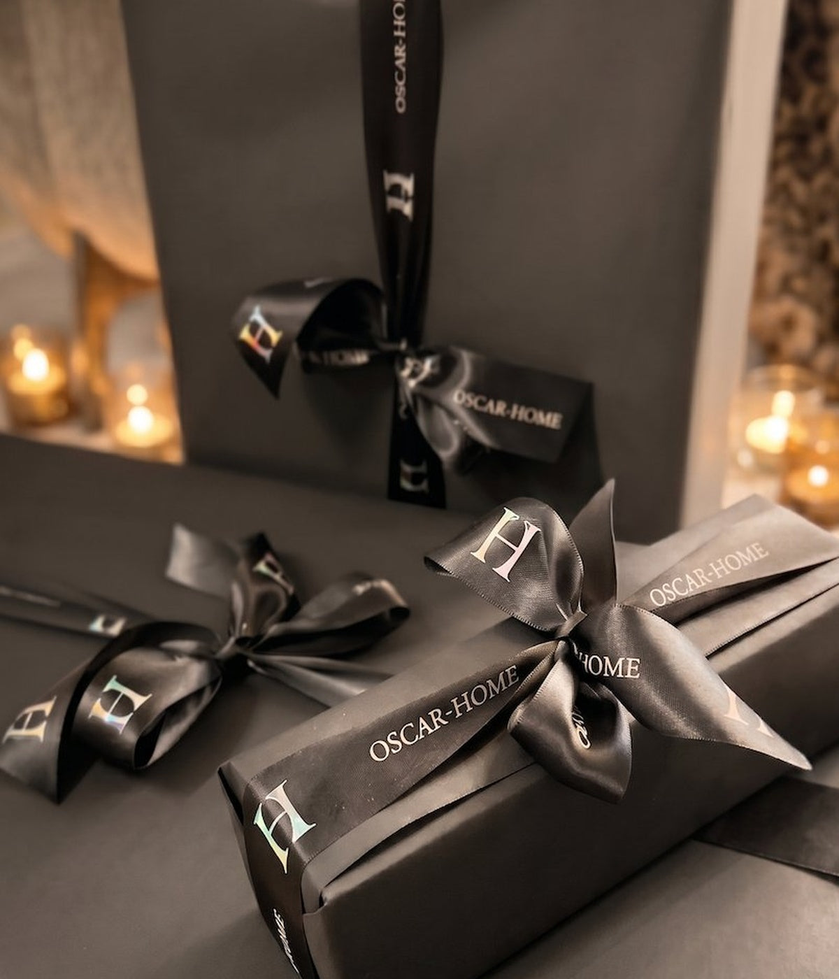 Paquets cadeaux Oscar-Home noirs fermés d'un ruban siglé