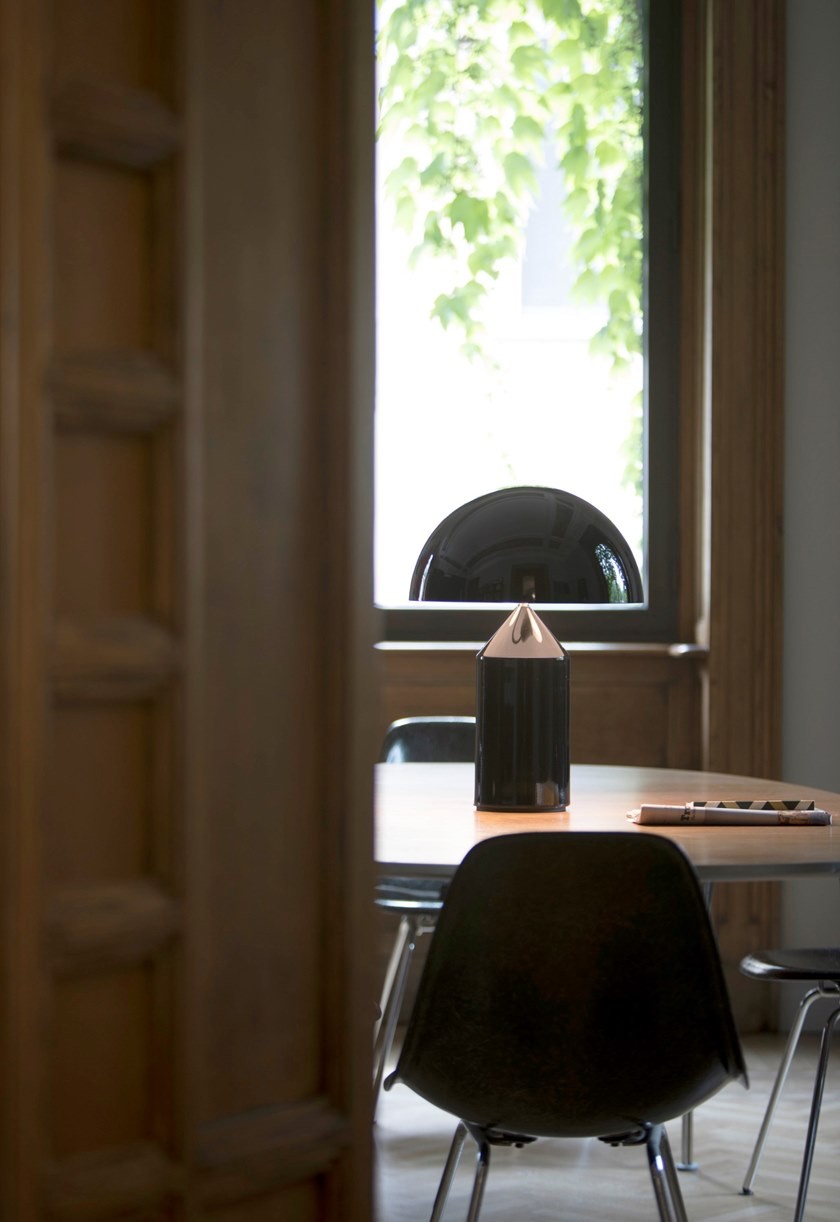 Lampe à poser ATOLLO S métal noir - intérieur blanc, Oluce, visuel 3