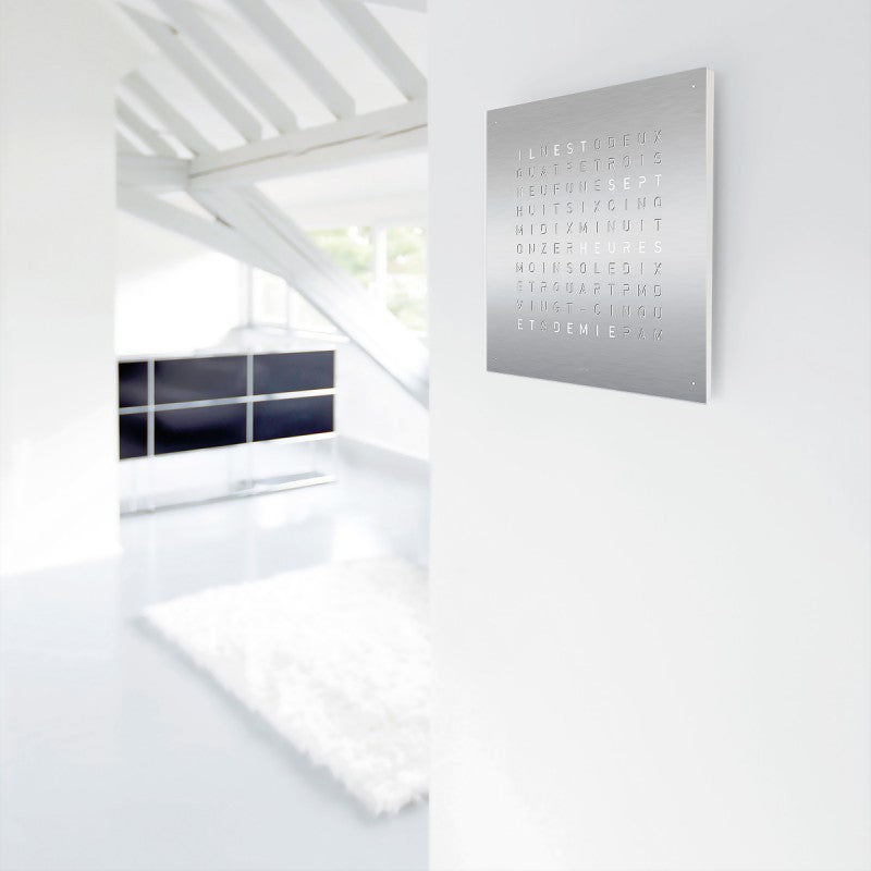 Horloge Earth 45 boitier blanc - Façade Stainless Steel, Qlocktwo, visuel 2