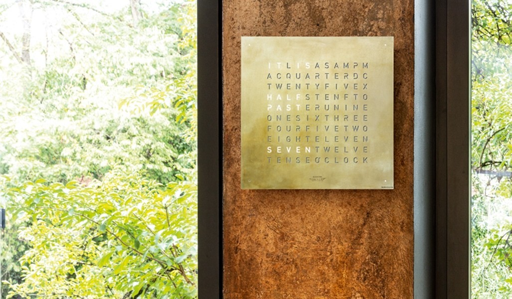 Horloge Earth 45 boitier blanc - Façade Creator's Edition Silver & Gold, Qlocktwo, visuel 3