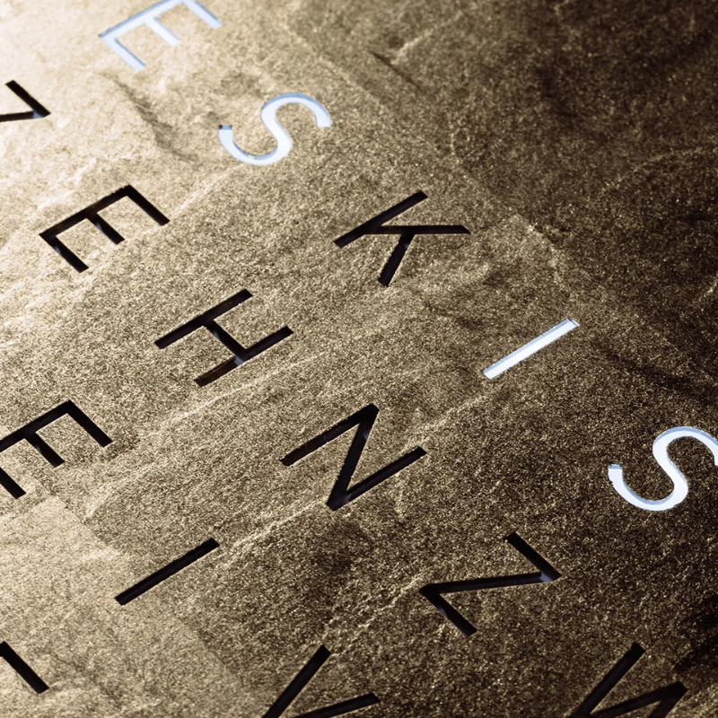 Horloge Earth 45 boitier blanc - Façade Creator's Edition Gold, Qlocktwo, visuel 6