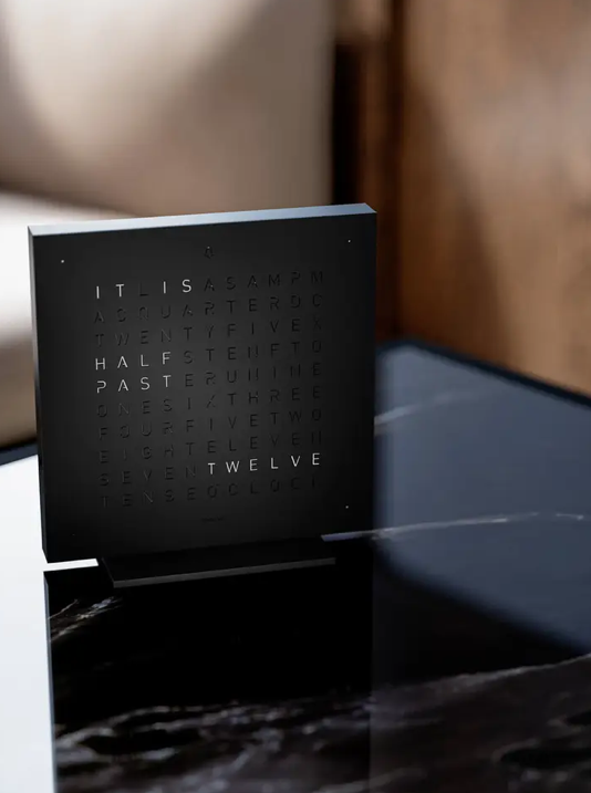 Horloge de table Earth 13,5 - Deep Black, Qlocktwo, visuel 6