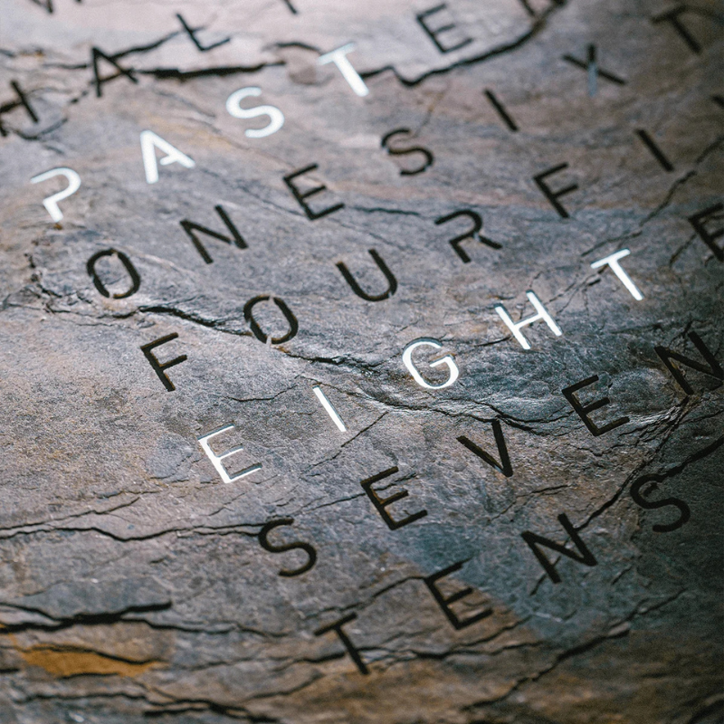 Horloge Earth 45 boitier noir - façade Creator's Edition Glintscape, Qlocktwo, visuel 7