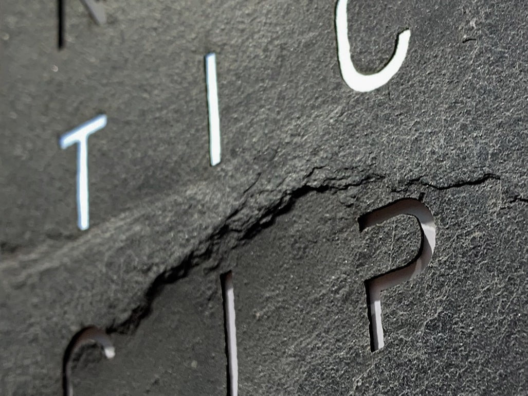 Horloge Earth 45 boitier noir - façade Creator's Edition Metamorphite, Qlocktwo, visuel 4