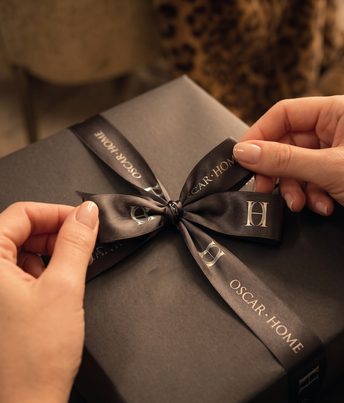 Paquet cadeau Oscar-Home, ruban satin monogrammé.