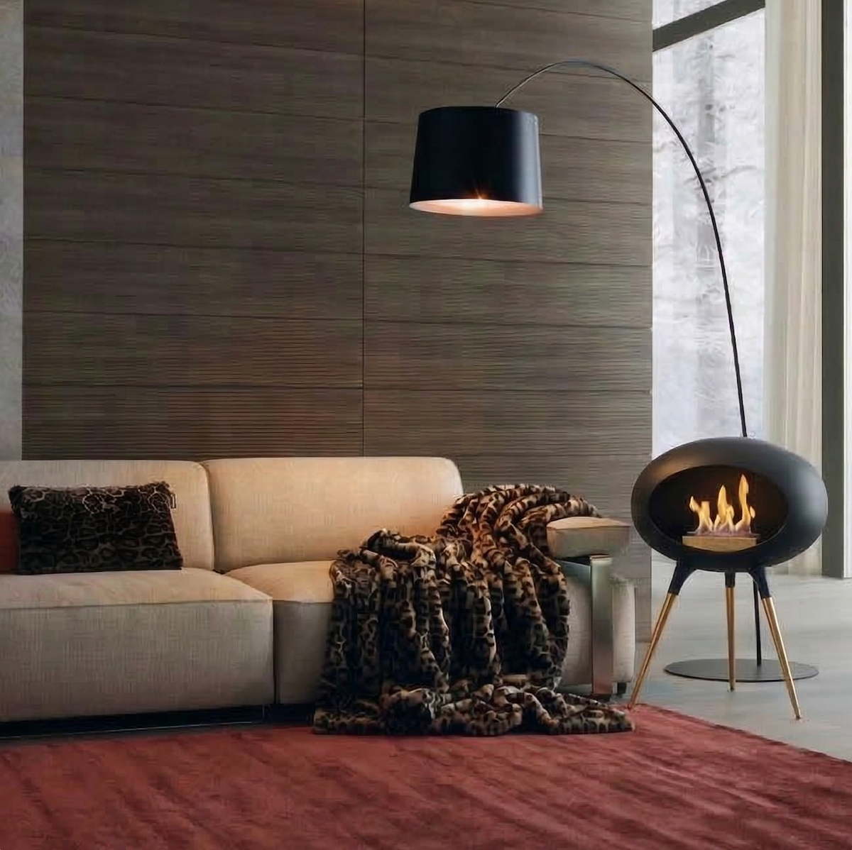 Plaid en fausse fourrure jeté sur un canapé, près d'une cheminée, intérieur Oscar-Home