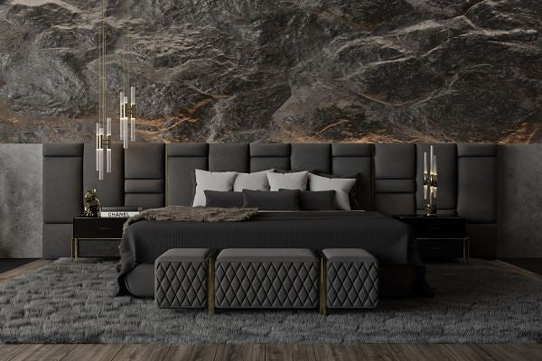 Chambre haut de gamme, grande tête de lit capitonnée et mur en marbre sombre