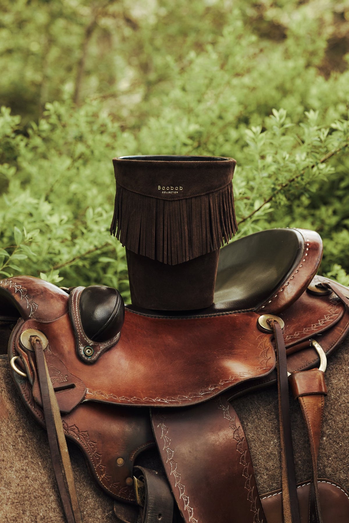Bougie Baobab Deadwood sur une selle en cuir, dans un jardin
