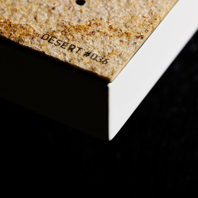 Horloge Earth 45 boitier blanc - façade Creator's Edition Desert, Qlocktwo, visuel 2