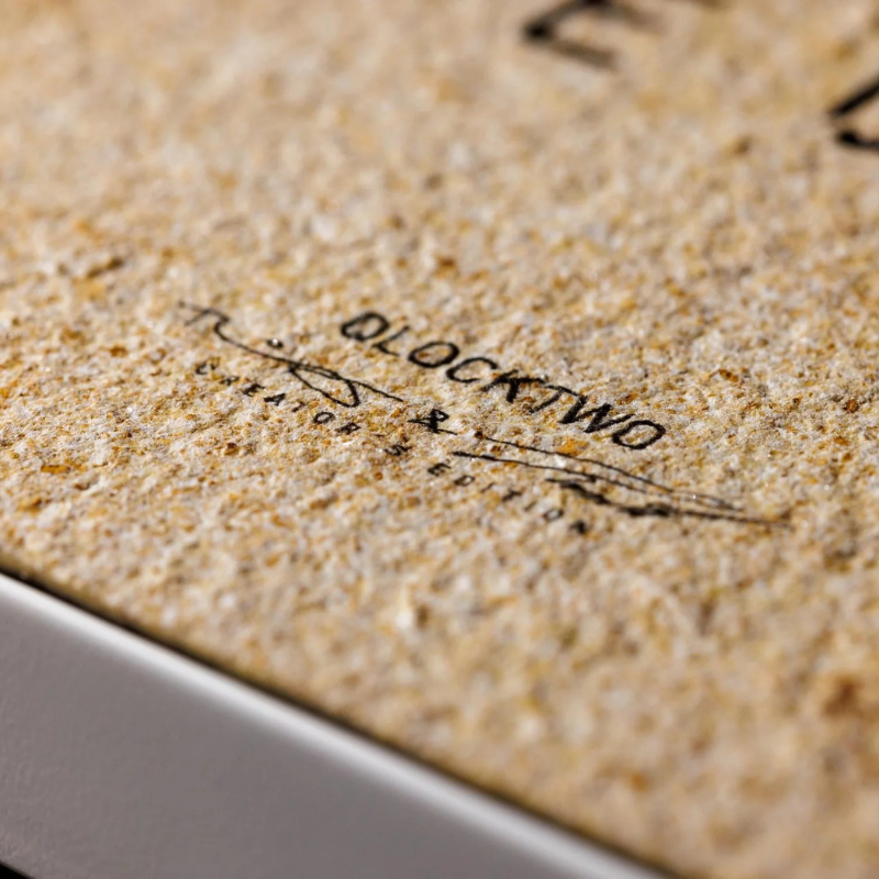 Horloge Earth 45 boitier blanc - façade Creator's Edition Desert, Qlocktwo, visuel 3