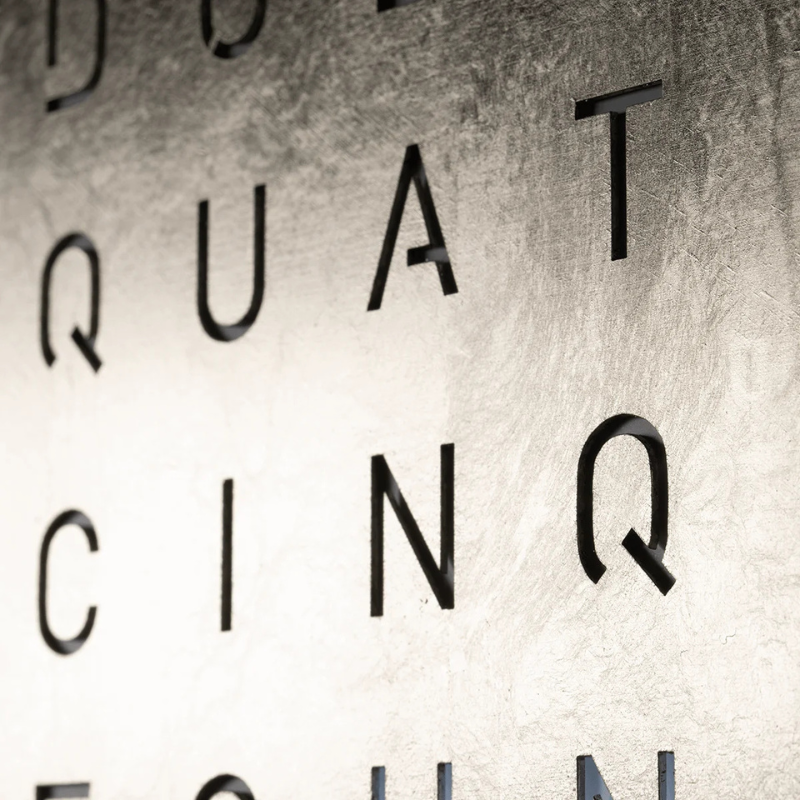 Horloge Earth 45 - façade Creator's Edition Platinum, Qlocktwo, visuel 4