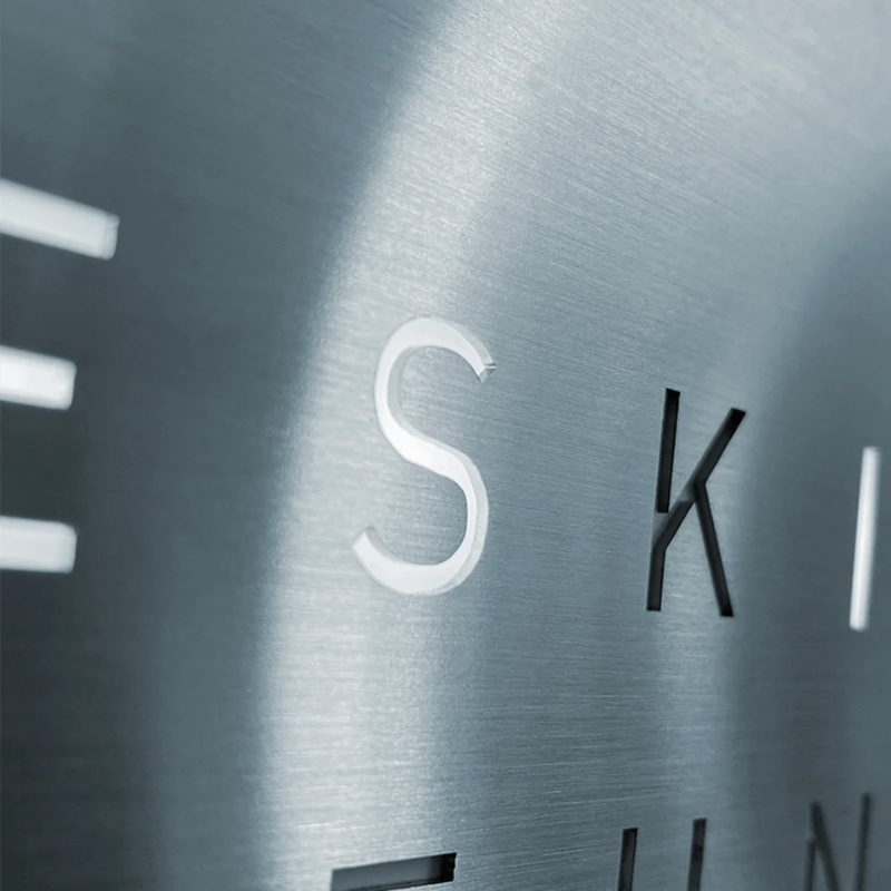 Horloge Earth 45 boitier blanc - Façade Stainless Steel, Qlocktwo, visuel 6