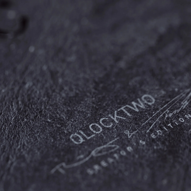 Horloge Earth 45 boitier noir - façade Creator's Edition Metamorphite, Qlocktwo, visuel 8