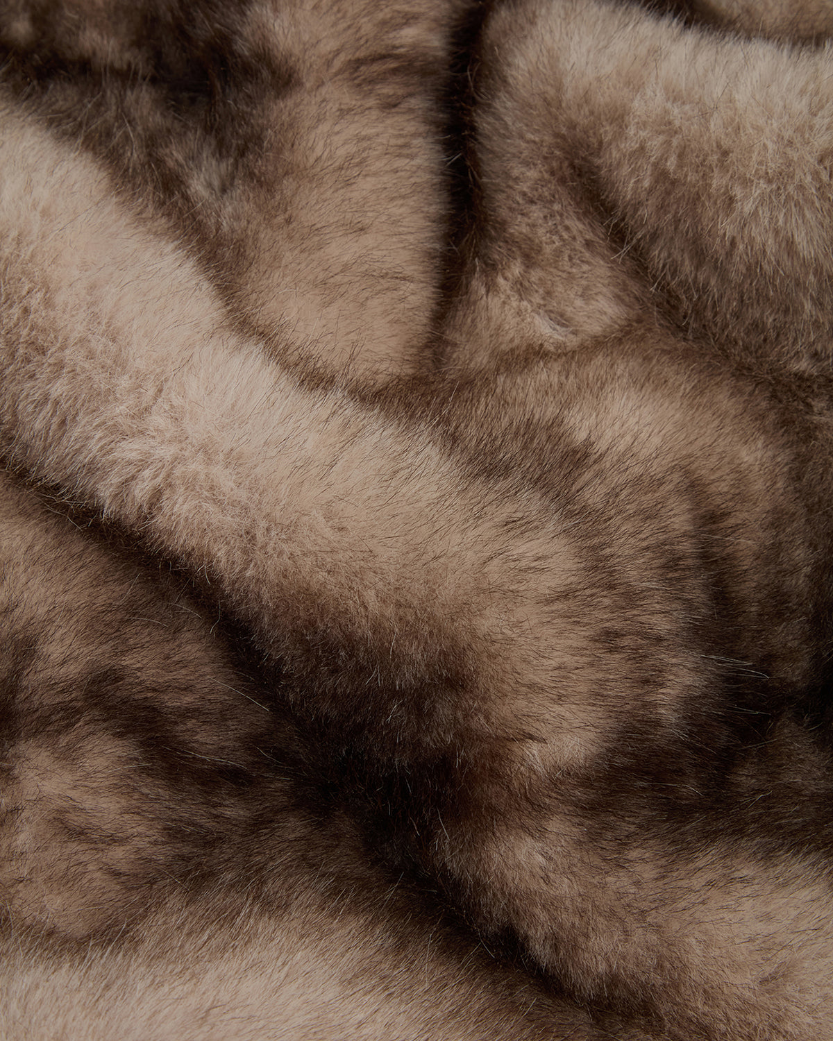 Fausse fourrure Apparis, coloris Vison gris, détail