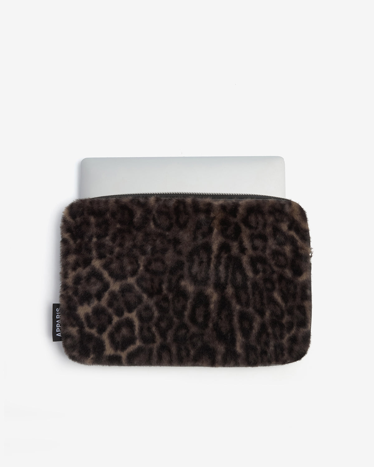 Pochette ordinateur Elle d'Apparis Dark Leopard avec un ordinateur portable glissé à l'intérieur