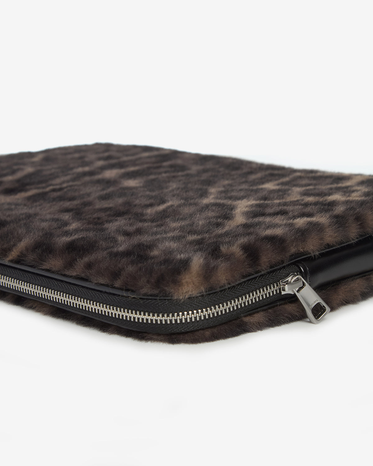 Détail de la fermeture zippée de la pochette ordinateur Elle d'Apparis Dark Leopard
