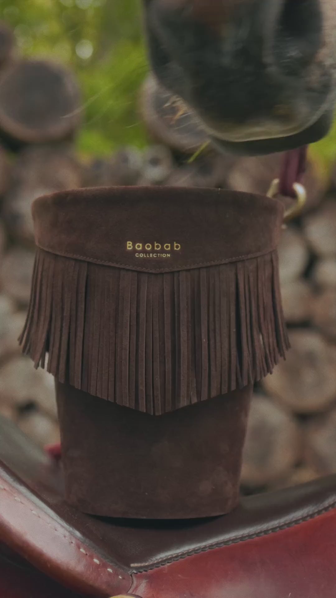 Vidéo de la bougie Baobab Deadwood allumée, en extérieur