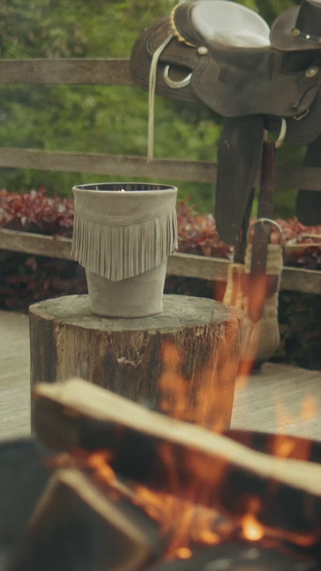 Vidéo de la bougie Baobab The Plains allumée, en extérieur près d'un feu de bois
