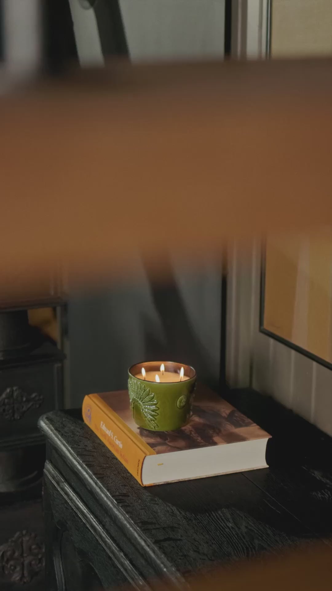 Vidéo de la bougie Baobab Sitting Bull, céramique sculptée vert olive, allumée