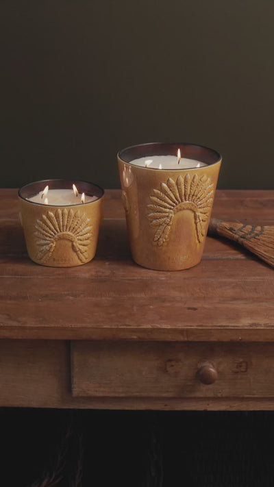 Vidéo de la bougie Baobab Geronimo, céramique sculptée ocre brun, allumée